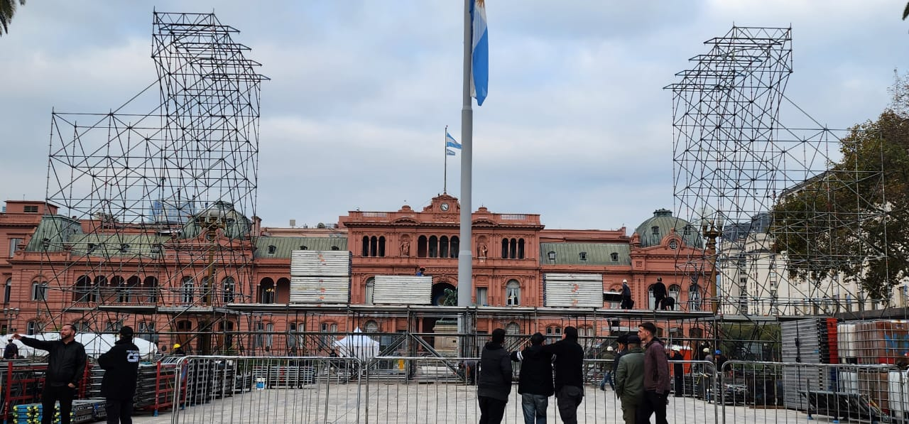 Comenzaron los preparativos en la Plaza de Mayo para el acto del 25 de ...
